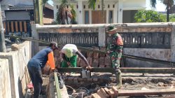 BABINSA DESA KUNCIR LAKSANAKAN KERJA BAKTI PERBAIKAN RUMAH WARGA BINAAN