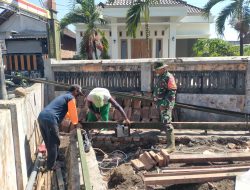 BABINSA DESA KUNCIR LAKSANAKAN KERJA BAKTI PERBAIKAN RUMAH WARGA BINAAN