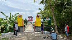 Selepas Kerja Bhakti, Warga Bersenda Gurau di Jembatan Perintis Garuda