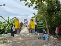 Selepas Kerja Bhakti, Warga Bersenda Gurau di Jembatan Perintis Garuda
