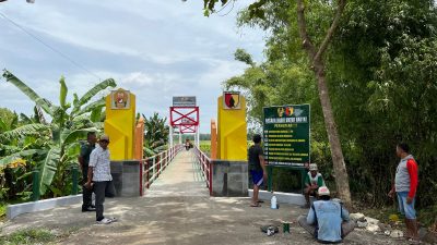 Selepas Kerja Bhakti, Warga Bersenda Gurau di Jembatan Perintis Garuda