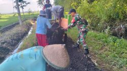 Untuk Menunjang Aktivitas Masyarakat Sehari-hari, Babinsa Koramil 0810/15 Rejoso Laksanakan Kerja Bakti Perbaikan Jalan di Wilayah Binaannya