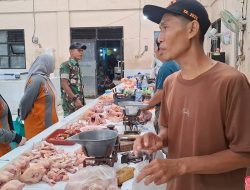 Babinsa Warujayeng Cek Harga Sembako Jelang Ramadhan, Pastikan Stabilitas dan Keamanan Pasar