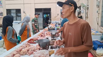 Babinsa Warujayeng Cek Harga Sembako Jelang Ramadhan, Pastikan Stabilitas dan Keamanan Pasar