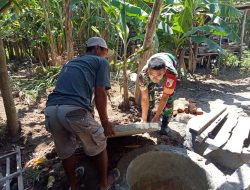 BABINSA KORAMIL 0810/08 BARON BANTU PEMBANGUNAN SEPTIC TANK, WUJUD KEPEDULIAN TNI TERHADAP KESEHATAN LINGKUNGAN
