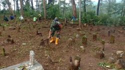 BABINSA DESA BLONGKO BERSAMA WARGA GELAR KERJA BAKTI BERSIHKAN TPU DUSUN TENGGER JELANG RAMADHAN