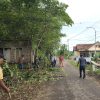 KERJA BAKTI BERSIHKAN JALAN, BABINSA KORAMIL 0810/18 NGETOS JADI MOTIVATOR DAN PENGGERAK MASYARAKAT PEDULI LINGKUNGAN