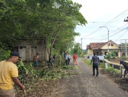 KERJA BAKTI BERSIHKAN JALAN, BABINSA KORAMIL 0810/18 NGETOS JADI MOTIVATOR DAN PENGGERAK MASYARAKAT PEDULI LINGKUNGAN