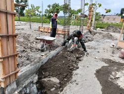 Babinsa Koramil 0810/15 Rejoso Bantu Warga Binaan Bangun Pondasi Rumah