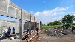 BABINSA KORAMIL 0810/10 TANJUNGANOM DAMPINGI PEMBANGUNAN KDKMP DI DESA MALANGSARI