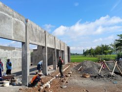 BABINSA KORAMIL 0810/10 TANJUNGANOM DAMPINGI PEMBANGUNAN KDKMP DI DESA MALANGSARI