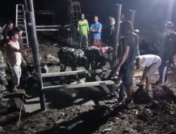 Personel Kodim 0810/Nganjuk Lembur Malam Percepat Pembangunan Jembatan Merah Putih