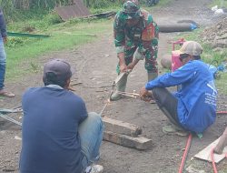 Babinsa Bagor Wetan Turun Langsung Bantu Warga Perbaiki Jembatan Rusak