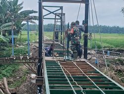 Tahap Penyempurnaan Pembangunan | Babinsa Desa Bagor Wetan Laksanakan Pengecatan Papan Jembatan