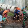 Pererat Silaturahmi dan Tingkatkan Kepedulian, Babinsa Koramil 05/Sawahan Gelar Kerja Bakti Bersama Warga