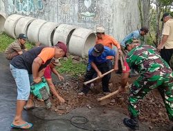Pererat Silaturahmi dan Tingkatkan Kepedulian, Babinsa Koramil 05/Sawahan Gelar Kerja Bakti Bersama Warga