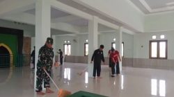Sambut Ramadhan 1447 H, Babinsa Koramil 0810/06 Kertosono Bersama Warga Laksanakan Kerja Bakti Pembersihan Masjid