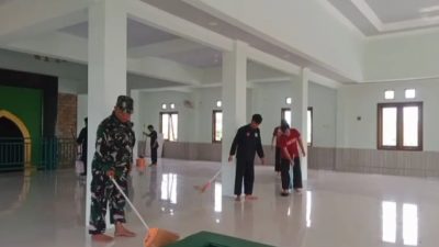 Sambut Ramadhan 1447 H, Babinsa Koramil 0810/06 Kertosono Bersama Warga Laksanakan Kerja Bakti Pembersihan Masjid