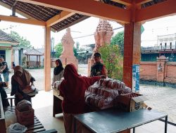 BABINSA KORAMIL 0810/08 BARON DAMPINGI PENJUALAN PROMO MURAH MIE DAN KECAP DI DESA KEMADUH