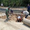 Babinsa Desa Tritik Laksanakan Kerja Bakti Pembangunan Talut Penahan Tanah dan Pemasangan Gorong-gorong