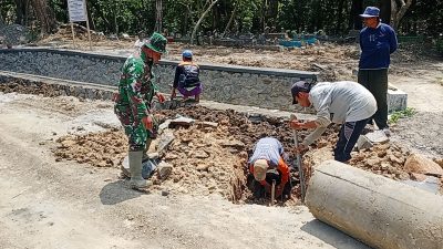 Babinsa Desa Tritik Laksanakan Kerja Bakti Pembangunan Talut Penahan Tanah dan Pemasangan Gorong-gorong