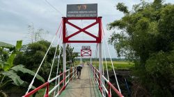 Dari Kejauhan, Semangat Warga Bersihkan Jembatan Perintis Garuda yang Rampung 100 Persen