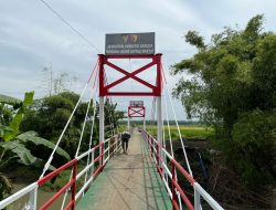 Dari Kejauhan, Semangat Warga Bersihkan Jembatan Perintis Garuda yang Rampung 100 Persen