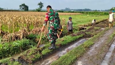 BABINSA DESA GEBANGKEREP KORAMIL  BARON GELAR KERJA BAKTI BERSAMA WARGA