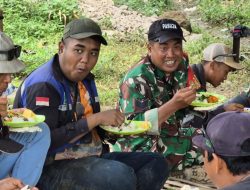 Momen Kebersamaan Anggota Kodim 0810/Nganjuk Bersama Warga di Lokasi Pembangunan Jembatan Cable Statis Perintis Garuda Tahap II