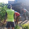 Wujud Nyata Kemanunggalan TNI–Rakyat, Babinsa Desa Sidokare Laksanakan Kerja Bakti Pengurukan Pondasi Rumah Warga Binaan