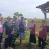 Anggota Koramil 0810/11 Prambon Laksanakan Pembersihan Irigasi Sawah Bersama BPP dan Petani