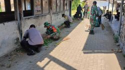 Anggota Koramil Bersama Siswa-siswi SMK Al Asy’ariyah Laksanakan Pembersihan Pasar Tradisional Desa Watudandang