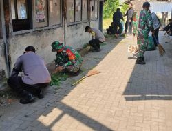Anggota Koramil Bersama Siswa-siswi SMK Al Asy’ariyah Laksanakan Pembersihan Pasar Tradisional Desa Watudandang