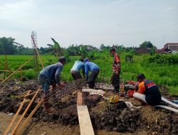Pastikan pembangunan berjalan lancar, Babinsa Koramil 0810/02 Bagor dampingi pembangunan KDKMP di desa binaan