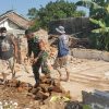 BABINSA KORAMIL 0810/10 TANJUNGANOM GOTONG ROYONG BANTU PERBAIKAN RUMAH WARGA DI DUSUN JARUMAN