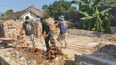 BABINSA KORAMIL 0810/10 TANJUNGANOM GOTONG ROYONG BANTU PERBAIKAN RUMAH WARGA DI DUSUN JARUMAN