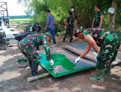 Babinsa Tak Kenal Lelah, Serka Heru Subagyo Terjun Langsung Bangun Jembatan
