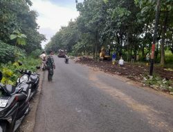 Koramil 0810/18 Ngetos Laksanakan Pengamanan dan Pengaturan Lalu Lintas Saat Pembersihan TPS, Wujud Nyata Kepedulian TNI kepada Masyarakat