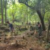Jelang Idul Fitri, Babinsa Koramil 0810/18 Ngetos Bersama Warga Bersihkan makam umum Desa kweden kec Ngetos