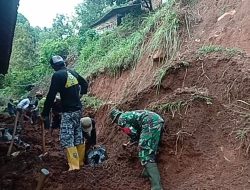 BABINSA DESA BLONGKO MEMBANTU MEMBUATKAN PLENGSENGAN DI WILAYAH DESA BLONGKO