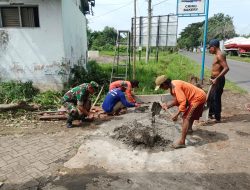 Babinsa Koramil 0810/08 Baron Pimpin Karya Bhakti Bersama Warga Desa Garu