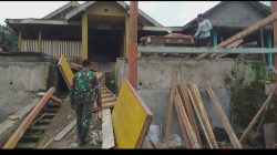 Babinsa Desa Bajang Serma Kusminto Aktif Kerja Bhakti Bersama Warga, Perkuat Kemanunggalan TNI dan Rakyat