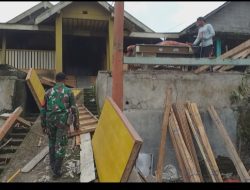 Babinsa Desa Bajang Serma Kusminto Aktif Kerja Bhakti Bersama Warga, Perkuat Kemanunggalan TNI dan Rakyat