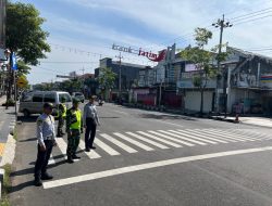 TNI AD SIGAP AMANKAN ARUS MUDIK LEBARAN, DANDIM 0810/NGANJUK TEKANKAN SINERGI DAN PELAYANAN HUMANIS