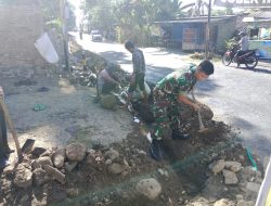 Babinsa Koramil 0810/05 Sawahan Bersama Warga Laksanakan Karya Bakti Pembuatan Saluran Irigasi di Desa Bendolo