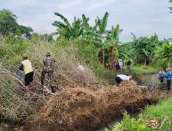 Wujudkan Lingkungan Sehat, Babinsa Koramil 0810/10 Tanjunganom Gotong Royong Bersama Warga