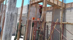 Babinsa Desa Bungur Sertu Didik Laksanakan Serbuan Teritorial Bantu Pembangunan Toko Warga