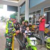 Anggota Koramil 0810/18 ngetos Melaksanakan Pengamanan Di Wisata Air Terjun Sedudo