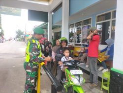 Anggota Koramil 0810/18 ngetos Melaksanakan Pengamanan Di Wisata Air Terjun Sedudo