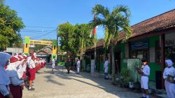 Babinsa Koramil 0810/14 Gondang Jadi Pembina Upacara di SDN 1 Campur, Tanamkan Sikap Disiplin dan Saling Menolong